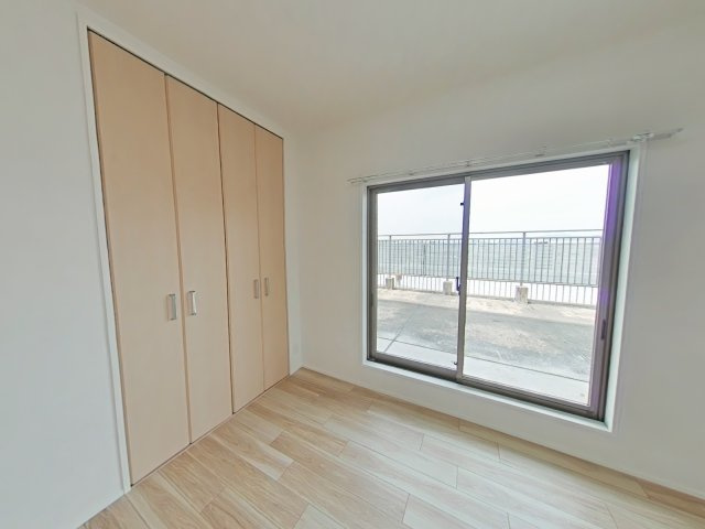 アルファステイツ岡山上中野の洋室|大きな窓のある洋室はとても開放感があります。