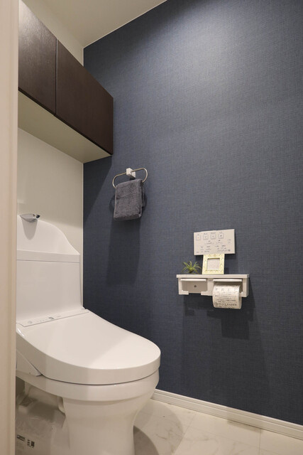 アウルステージ西市のトイレ|トイレ交換済みで、気持ちよくご利用いただけます。(TOTO)
アクセントクロスが映える空間です。