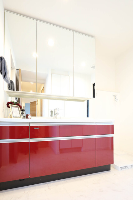 アウルステージ西市の洗面所|3面鏡の裏にたっぷり収納できる洗面台♪
生活感を隠せて、いつでもスッキリ気持ちいい空間に。