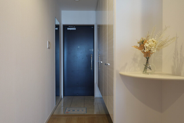 アウルステージ西市の玄関|大きな収納のある玄関です。シンプルで洗練された空間となっています。