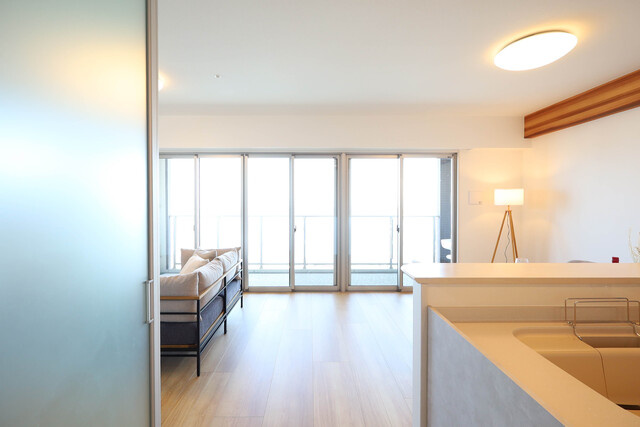 アウルステージ西市の居間・リビング|陽当たりの良い10階に位置し、ガラス手すりを採用しているため大変明るい室内です。