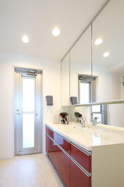 アウルステージ西市の独立洗面台|洗面室からバルコニーにアクセス可能。便利な動線が魅力です。