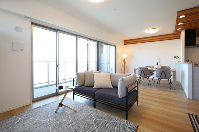 アウルステージ西市の居間・リビング|広々としたリビングは家具のレイアウトも自由自在です♪