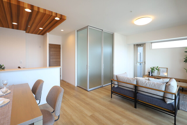 アウルステージ西市の居間・リビング|白と木目を基調にしたやさしい色合いが、空間にぬくもりと明るさを与えてくれます。