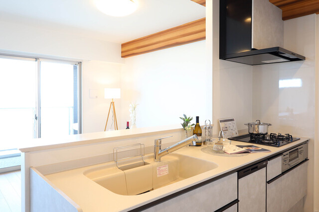 アウルステージ西市のキッチン|キッチンはLIXIL ESシリーズです。ワークトップ、シンク共に人造大理石を採用し清潔感のある空間に。 食洗器付です。水栓は浄水機能付きです。