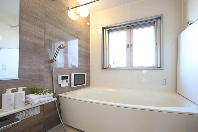 アウルステージ西市の浴室|広々とした浴室で日々の疲れを癒せます。
換気用の小窓もあり、カビが気になる季節も安心ですね。