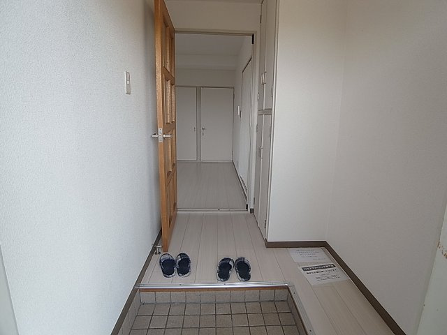 ロイヤルコート山の街の玄関|明るく広めの玄関には収納も完備