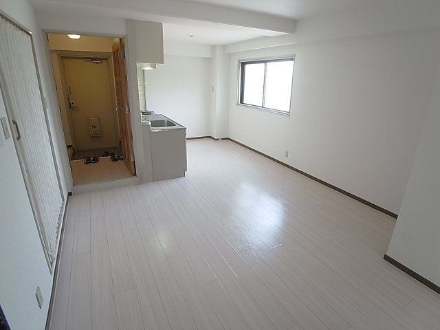 ロイヤルコート山の街の設備|開放感の有るリビング