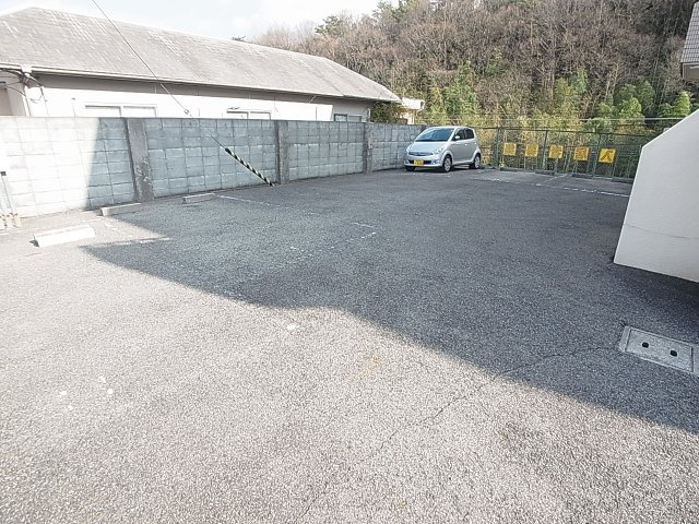 ロイヤルコート山の街の駐車場|敷地内の駐車場を完備してます