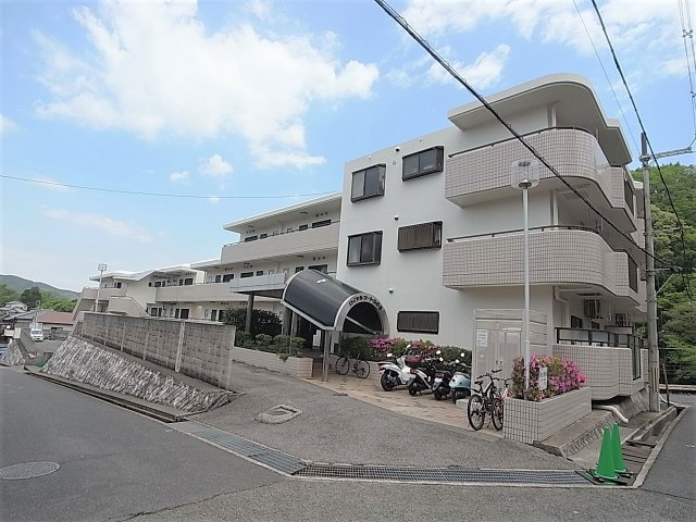 ロイヤルコート山の街の外観|タイル貼りの綺麗な外観