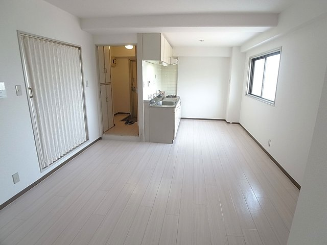 ロイヤルコート山の街の居間・リビング|白基調の明るいリビングスペース