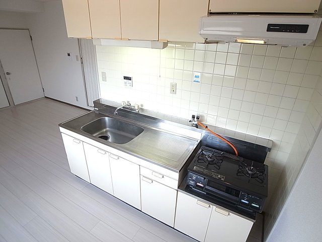 ロイヤルコート山の街のキッチン|2口ガスコンログリル付きのキッチン