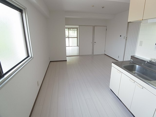 ロイヤルコート山の街の内装|風通しも良好な綺麗なリビング