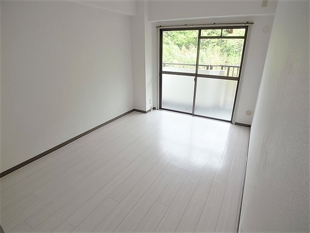 ロイヤルコート山の街の洋室|日当たり良好の明るい洋室