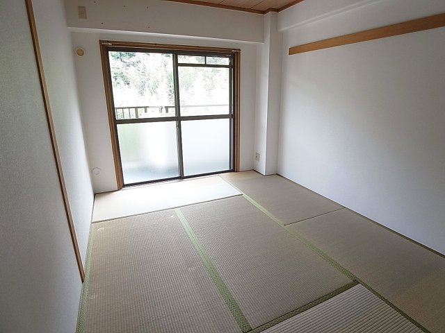 ロイヤルコート山の街の和室|どちらもバルコニーに面して明るいです