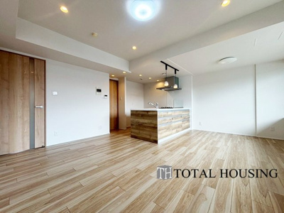 【居間・リビング】 | コロナード北17条 | 広くゆったりと家族揃って寛げるLDKは約17.2帖。毎日の始まりと終わりをここで迎える大切な空間はいつでも心地良い空気感。落ち着いた雰囲気で過ごしたり家族でわいわい盛り上がる日も。