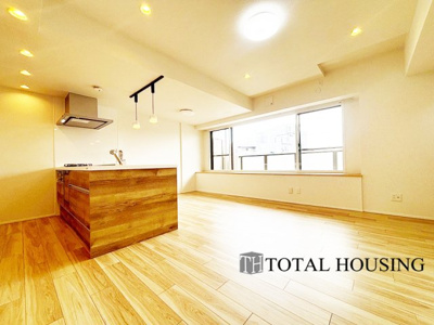 【居間・リビング】 | コロナード北17条 | ☆☆大空間リビングは家族のオアシスへ☆☆毎日家族が笑顔で生活する空間であるリビング。
広さと明るさには拘ってほしい空間です。お子様の成長に合わせて家具の配置なども広いからこそ可能です。