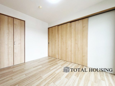 【洋室】 | コロナード北17条 | 洋室　約5.6帖
LDKと隣接した洋室でリビングから目が届く場所なので、お子様の遊び部屋・お昼寝スペースとして使うのもオススメです♪