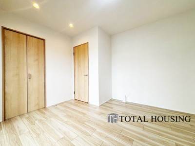 【洋室】 | コロナード北17条 | 洋室　約7.3帖
広々とした居住空間は日々の暮らしを彩り、心のやすらぎと満足感を与えてくれます。通風と採光を考慮した設計は子供たちはのびのび育ち、家族でくつろぎと団らんを生み出します。