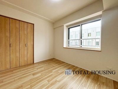 【洋室】 | コロナード北17条 | 洋室　約5.0帖
家族一人ひとりの大切なプライベート空間。趣味に合わせて使って頂けるようシンプルに仕上げてあります。暮らし心地を大きく左右する収納を、適材適所に配置し使い勝手を考慮しました。