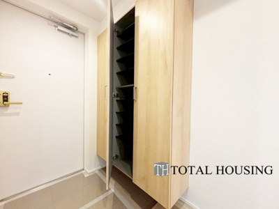 【玄関】 | コロナード北17条 | 住まう人も来客も入った時にワクワクさせてくれるオシャレな玄関♪
収納もたっぷりあるので、靴がたくさんあっても安心！
気持ちの良い朝は、毎日ここからスタートしていきます♪