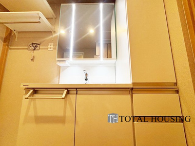 【独立洗面台】 | コロナード北17条 | 一日の始まりの朝、歯磨きをしたりメイクや髪をセットしたり・・・使いやすさが考えられた3面鏡です♪シャワー付水栓で洗面台でのシャンプーや毎日の掃除に大変便利ですね♪