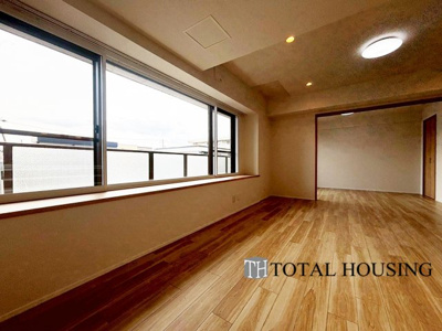 【洋室】 | コロナード北17条 | 南東向きに大きく開いた窓からは、明るい陽射しが射し込みます。
爽やかな風が吹き抜ける心地良いリビングには、自然と家族が集まります。