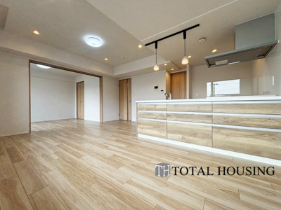 【居間・リビング】 | コロナード北17条 | 来客の際には、LDKと洋室の間の扉を開けることで、開放感あふれる空間に！
どちらの居室にも大きな窓がある為、リビング全体が明るい陽光に包まれます。