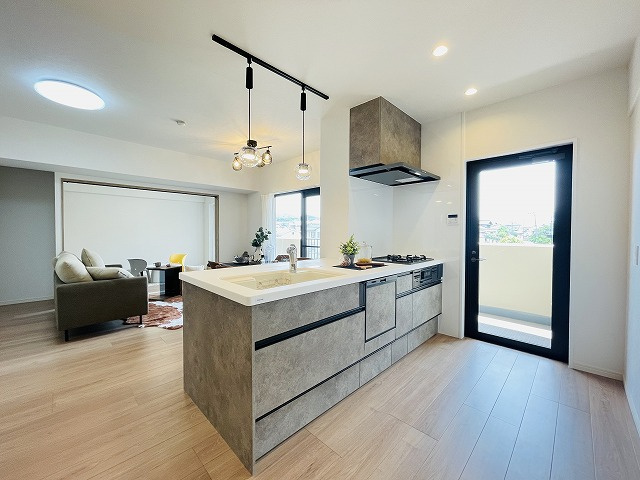 【キッチン】 | ベルヴィ香椎壱番館 | キッチン横バルコニーはゴミ置き場にしたり、風を通し換気にも活躍します！