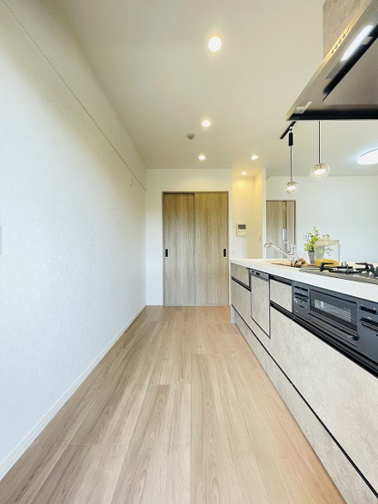 【キッチン】 | ベルヴィ香椎壱番館 | キッチン横に嬉しい収納♪食品ストックやキッチン用品をすっきり収納できます