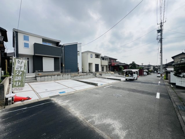 知多市にしの台4丁目15-10、15-11『仲介手数料無料』新築戸建ての前面道路含む現地写真