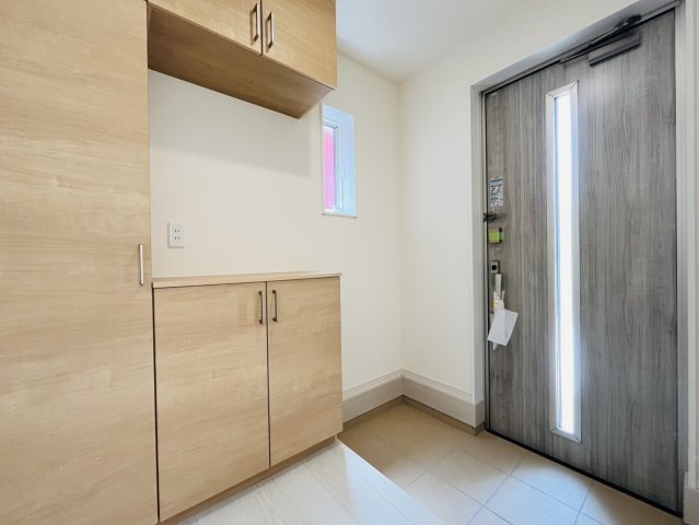 知多市にしの台4丁目15-10、15-11『仲介手数料無料』新築戸建ての玄関