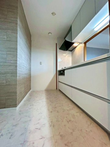 ランフォルセ枚方パークガーデンのキッチン|リフォーム済みのシステムキッチン。
キッチンスペースも広々！
