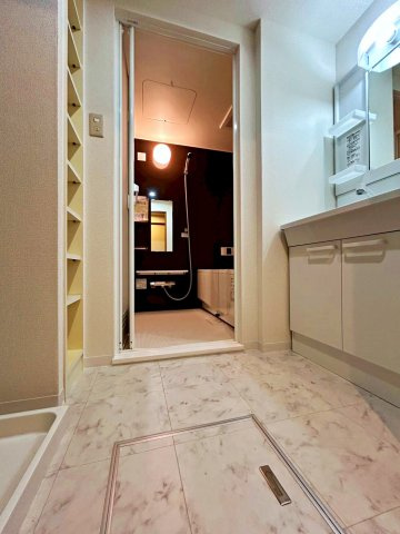 ランフォルセ枚方パークガーデンの独立洗面台|リネン付きの洗面室です。