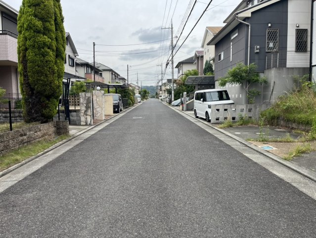 泉南郡熊取町つばさが丘2丁目戸建の前面道路含む現地写真