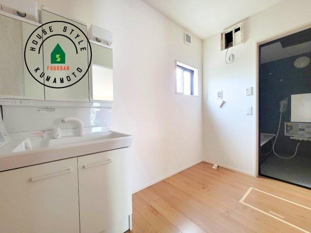 菊池市西寺第3-2棟（2号棟）　の内観：施工例|ゆとりの洗面スペースで朝の身支度もスムーズに。暮らしを快適に変えるシャワー付洗面台です！