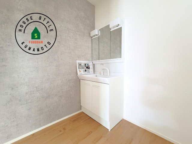 菊池市西寺第3-2棟（2号棟）　の内観：施工例|毎日使うものだから清潔な空間を保ちたい水回り。洗面にはそんな願いを解消させてくれる収納アイデアが満載です。三面鏡の裏側にはキャビネットが現れ小物から背の高い物まで収納できます。