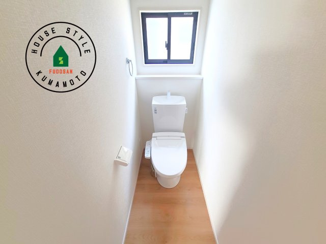 菊池市西寺第3-2棟（2号棟）　の内観：施工例|温水洗浄便座を完備しております。2ヶ所にトイレがあるのは朝の慌ただしい時間も安心です。