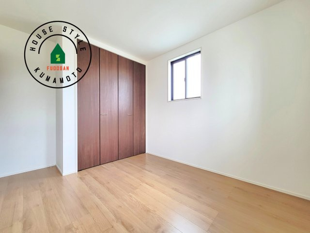 菊池市西寺第3-2棟（2号棟）　の内観：施工例|主寝室には収納力に優れたクローゼットがありますので、お部屋もすっきり片付きます。