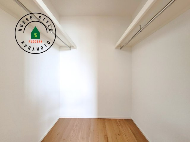 菊池市西寺第3-2棟（2号棟）　の内観：施工例|洋服や大きな荷物が多い方や人数の多いご家族などは、一般的なクローゼットよりもウォークインクローゼットのほうが使い勝手が良いです。