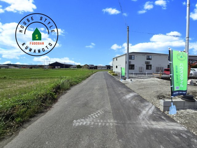 菊池市西寺第3-2棟（2号棟）　の前面道路含む現地写真|前面道路は閑静な住宅地をはしる車通りの少ない道路。お車の出し入れが苦手なママや小さなお子様にも安心ですね。しっかり舗装もされているので、ベビーカーや自転車で通っても快適に通行できます。