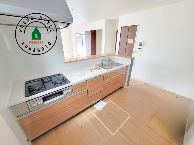 菊池市西寺第3-2棟（2号棟）　の内観：施工例|ご家族を近くに感じられる対面キッチンのLDK。会話もはずみそうですね。