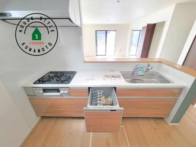 菊池市西寺第3-2棟（2号棟）　の内観：施工例|ダイニングテーブルへの配膳がラクラク、お料理はかどるカウンター付きシステムキッチン！