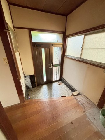 神栖市知手中央6丁目　中古戸建の玄関