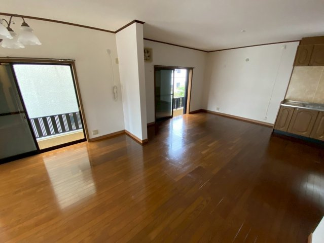 三条南町戸建ての居間・リビング