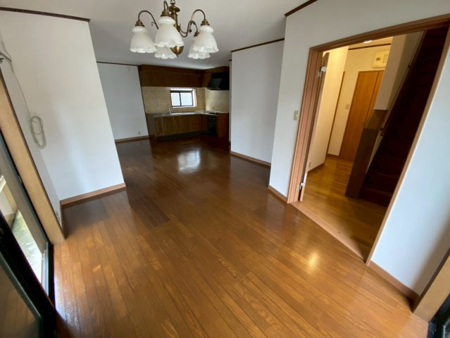 三条南町戸建ての居間・リビング