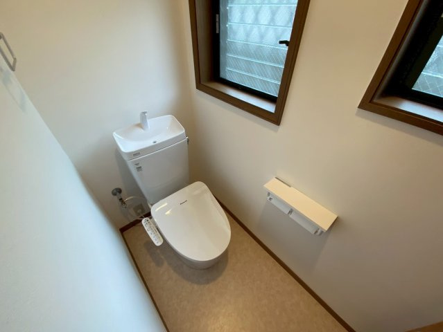 三条南町戸建てのトイレ