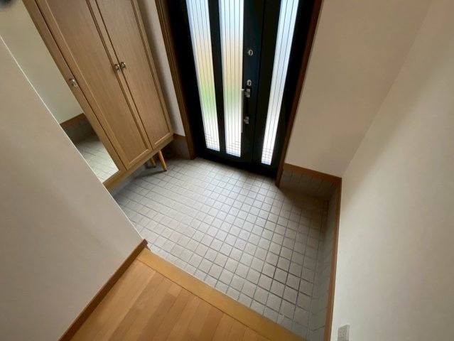 三条南町戸建ての玄関