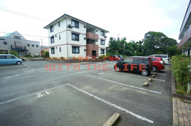 グランドール国分【キャッシュバック対象物件】の駐車場|駐車場があるので、車を買う予定の方も安心です