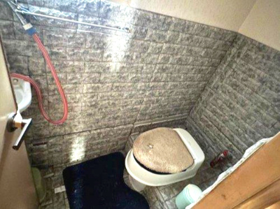 萩生　中古戸建のトイレ|【トイレ】リノベーションのしがいがあるコンパクトな設計。簡易水洗への変更相談も承ります。